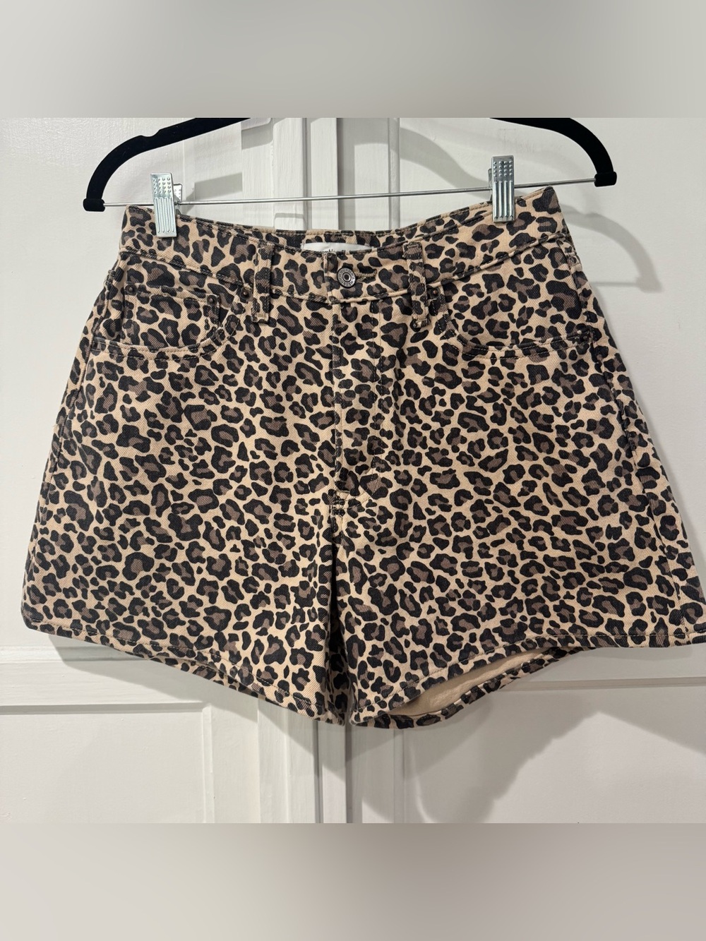A&F curve love leopard dad shorts